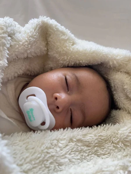 白いベッドシートの上に寝そべっている甘い穏やかな赤ちゃんは屋内で昼寝を楽しむ — ストック写真