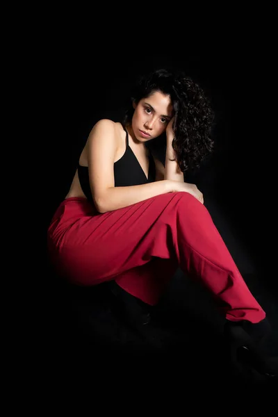 Beautiful Hispanic Girl Curly Hair Modeling Front Camera Black Back — Foto de Stock