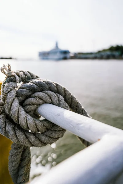 Pilha Corda Amarrada Torno Trilho Pequeno Navio Helsinque Finlândia — Fotografia de Stock