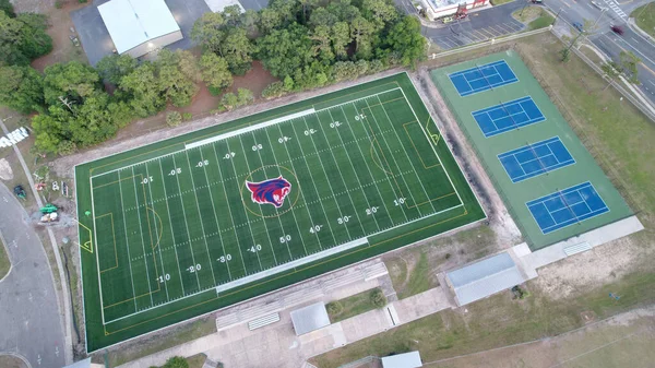 St. Marys Ortaokulu 'nun Amerika' daki yeni futbol sahasının havadan görünüşü.