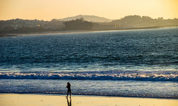 Girl Walks Sandy Beach River View Rande Bridge Estuary Vigo — Stock Photo, Image