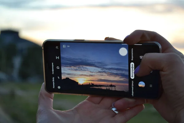 Closeup Shot Female Taking Picture Beautiful Sunset His Phone — Stock Photo, Image