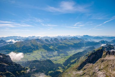 Santis Mountian 'ın hava manzarası, Schwagalp Geçidi mavi gökyüzüne karşı parlak güneş ışığı, İsviçre