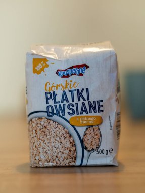 Bir Polonyalı Knusperone marka yulaf ezmesi kağıt torbada