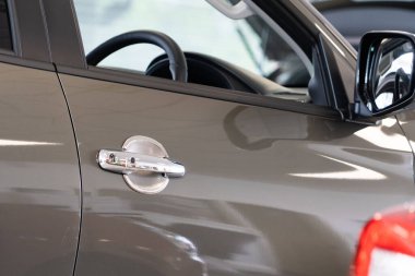 Metalik koyu kahverengi arabanın kapısına yakın çekim..