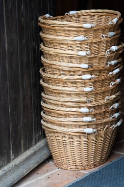 Hasır sepet yığınının dikey yakın çekimi.