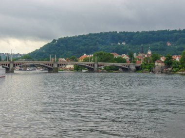 Prag 'daki eski bir köprünün manzarası, Çek Cumhuriyeti' nin bulutlu gökyüzü arkaplanı