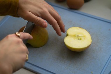 Elmayı doğrama tahtasına yakın çekim.