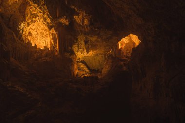 Avustralya 'daki Kosciuszko Ulusal Parkı' ndaki Stalactite Mağarası 'ndaki kaya oluşumlarının doğal bir görüntüsü.