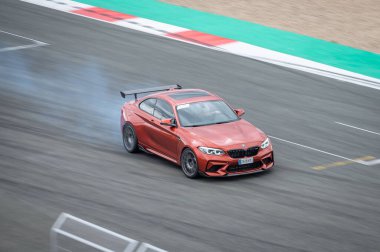 BMW F87 M2 pistte yarışıyor