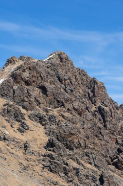 Mavi gökyüzünün altındaki İtalyan Alplerinin güzel bir manzarası