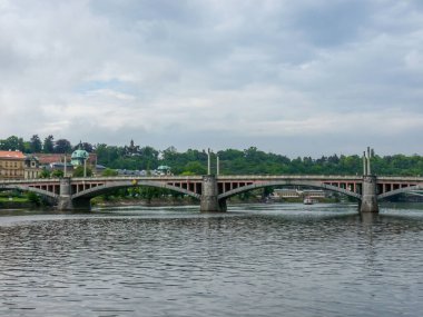 Prag 'daki eski bir köprünün manzarası, Çek Cumhuriyeti' nin bulutlu gökyüzü arkaplanı