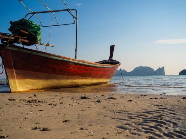 Tayland 'ın Phi Phi Adaları' ndaki kumlu bir sahilde bir balıkçı teknesi.