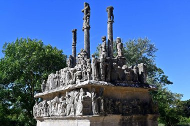 Arkaplan olarak mavi gökyüzü olan antik granit taş sclupture
