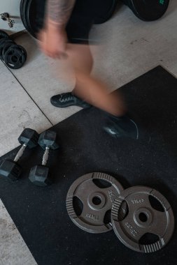 Beyaz bir adamın spor salonunu kullanırken dikey bir fotoğrafı.