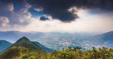View of a natural landscape with mountains and plants, and clouds in the sky