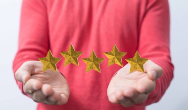 3 Boyutlu Altın Yıldız Kalite İşaretleri Hologramı nasıl çalıştığını açıklamanın arkasında bir kişi var.