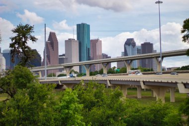 Güneşli bir günde modern binaların alçak açılı bir görüntüsü.