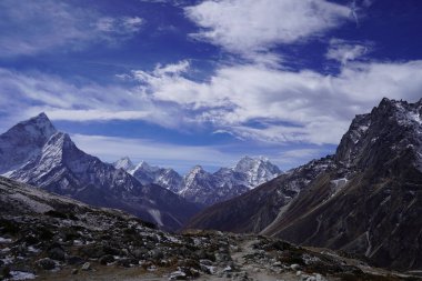 Nepal 'deki Ama Dablam Dağı' nın bulutlu arkaplan manzarası
