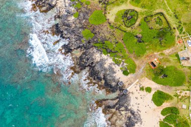 Hawaii, Oahu kıyısındaki masmavi suyun havadan görünüşü.