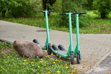 Rataje parkındaki bir patikada üç elektrikli scooter 'ın yakın plan çekimi.