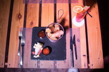 Çıtır Briouats 'lar masada metalik bir kase üzerinde