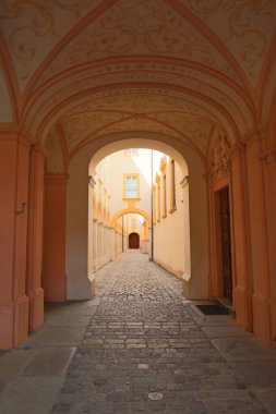 Eski bir binanın kemer koridoru.