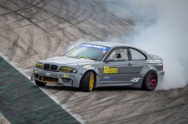 E46 yarış pistinde sürükleniyor