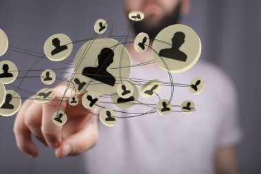 Bir elin yakınındaki resimli insan simgelerinin yakın çekimi