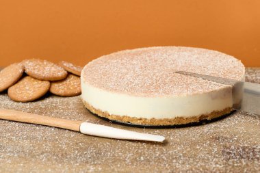 Kahverengi arka planı olan bir masada lezzetli bir kekin yakın çekimi.