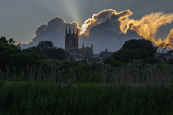 Breathtaking Shot Sunset Church Beautiful Green Park Rhode Island — Stock Photo, Image