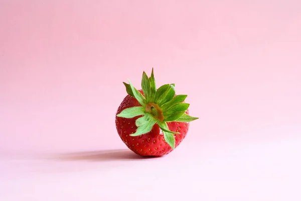 Morango Fresco Vermelho Com Folhas Verdes Cima Frente Fundo Rosa — Fotografia de Stock