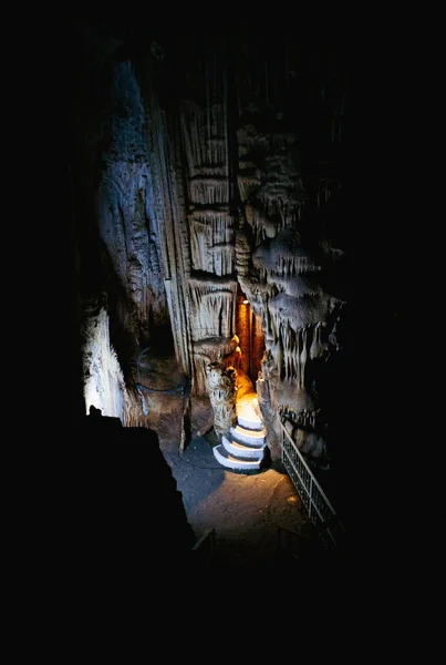 黑暗的钟乳石洞穴的垂直镜头 里面有照明的楼梯 墨西哥蒙特雷 — 图库照片