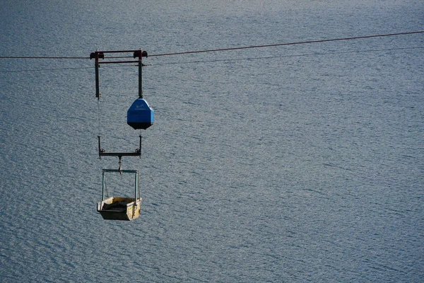 ケーブルカーローリーは湖の上を飛ぶ — ストック写真