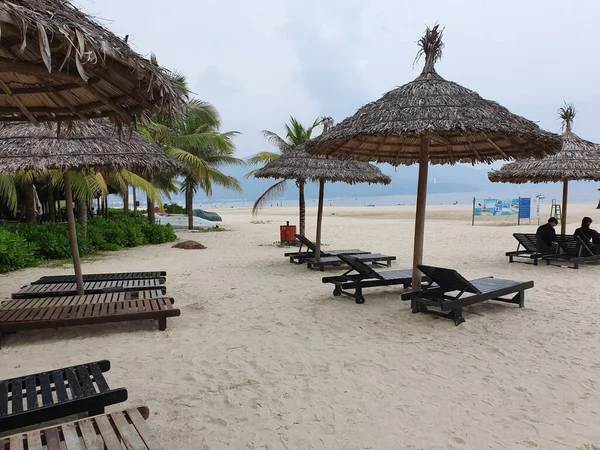 Beautiful Landscape Tropical Beach Straw Umbrellas — Zdjęcie stockowe