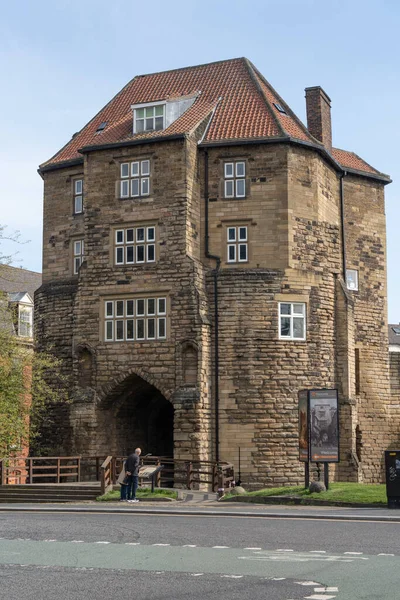 Two People Read Information Board Black Gate Newcastle Castle Newcastle — Stock Photo, Image