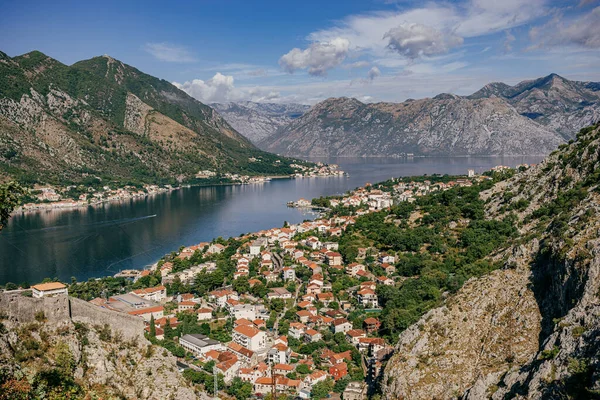 Karadağ Kırmızı Çatılı Güzel Bir Görüntüsü — Stok fotoğraf