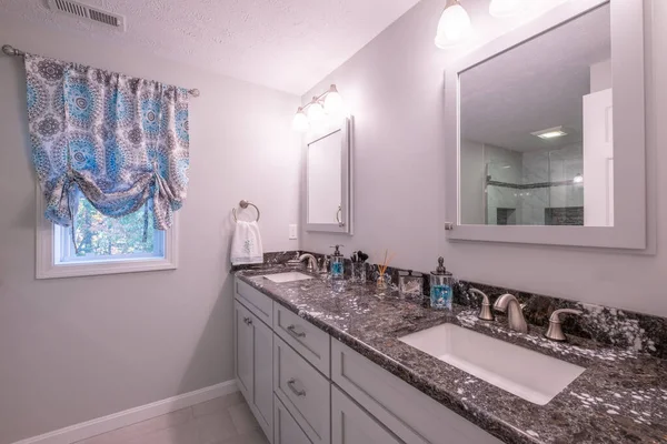一个现代设计的带有白色墙壁的盥洗槽 — 图库照片