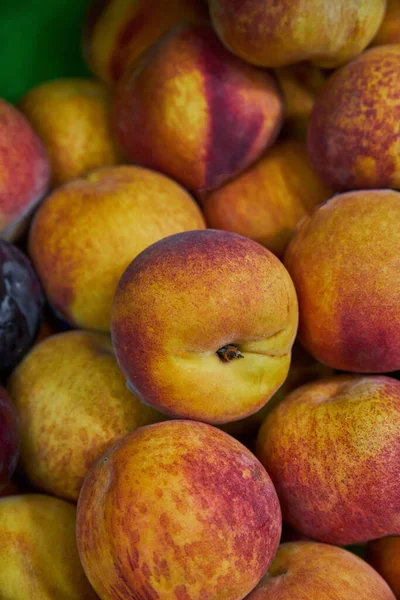 Stacked Peaches Placed Shelf Sale Market — Fotografia de Stock