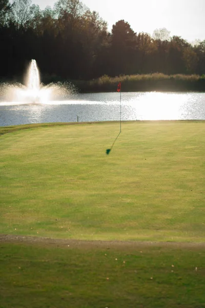 Vertical Shot River Fountain Lawn Trees Golf Course Sunny Day — Stock Photo, Image