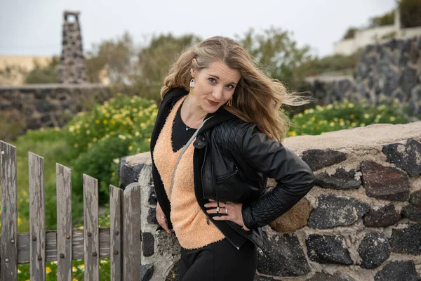 Closeup Shot Caucasian Woman Posing Wooden Fence Background Nature — Foto de Stock