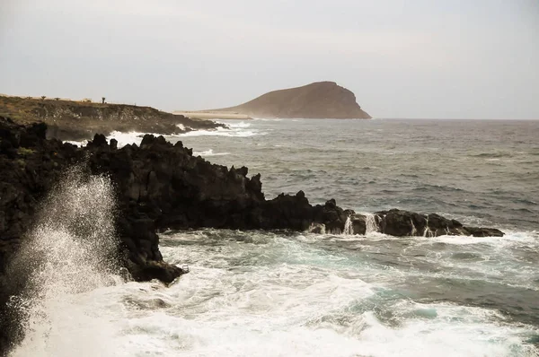 強い波がテネリフェ島の火山海岸に墜落 カナリア諸島 — ストック写真