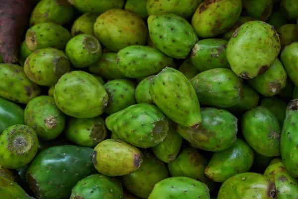 Aguacates Colocados Estante Para Venta Dentro Mercado —  Fotos de Stock