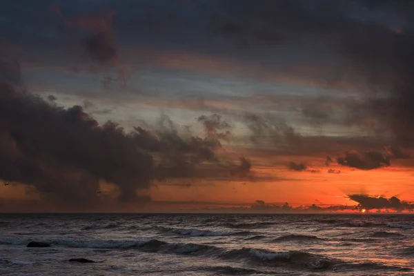 Μια Μαγευτική Λήψη Ενός Ηλιοβασιλέματος Στις Ακτές Της Βαλτικής Θάλασσας — Φωτογραφία Αρχείου