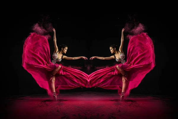 Eine Emotionale Südostasiatische Balletttänzerin Die Einen Zwei Seiten Gespiegelten Schritt — Stockfoto