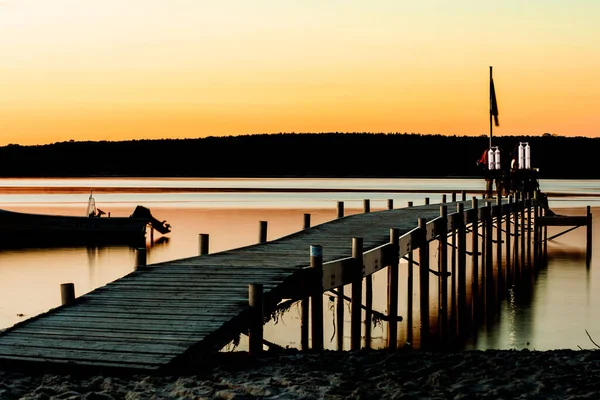 Two Divers Small Wooden Pier Preparing Dive Baltic Sea Sunset — Fotografia de Stock