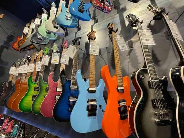 オーガスタ ガインUsa Guitar Center小売店カラフルなロックギターの行 — ストック写真