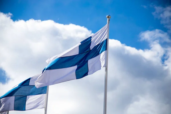 Ένα Κοντινό Πλάνο Των Σημαιών Της Φινλανδίας Στο Φόντο Του — Φωτογραφία Αρχείου