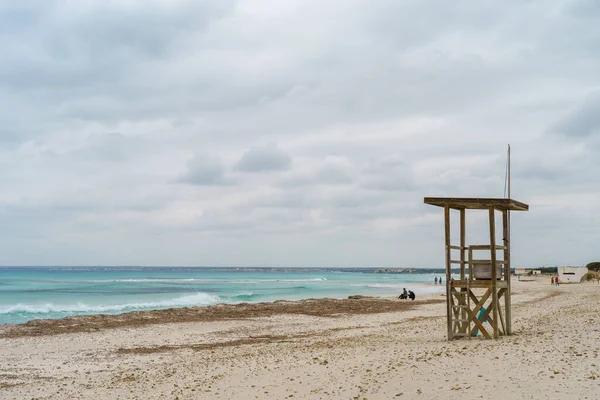 Sand Beach Observation Post Wavy Sea Cloudy Sky — Zdjęcie stockowe