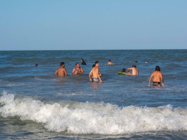 Arjantin 'in Mar del Plata şehrinde güneşli bir yaz günü bir grup yüzücü sahilde